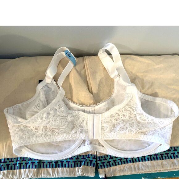 Bali White Stretch Lace Smoothing Underwire Bra - Size 40C - NWT - Picture 2 of 4